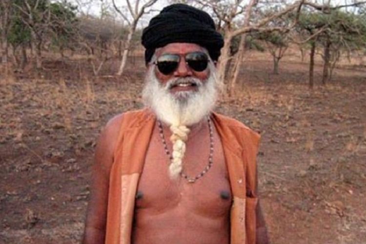 Bharatdas Dharsandas (69), sudah dua dekade tinggal di tengah cagar alam Gir di negara bagian Gujarat, India untuk menjaga sebuah kuil Dewa Siwa.