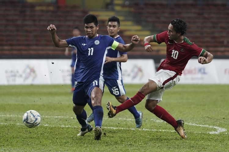 Pesepak bola Timnas U-22 Ezra Walian (kanan) berebut bola dengan pesepak bola Filipina U-22 Julian Mariano Clarino pada babak penyisihan grup B SEA Games XXIX di Stadion Shah Alam, Selangor, Malaysia, Kamis (17/8/2017). Indonesia menang atas Filipina dengan skor 3-0.