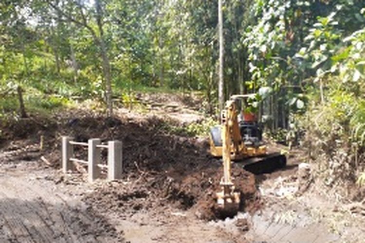 Alat berat melakukan normalisasi sungai yang tertimbun material akibat banjir bandang