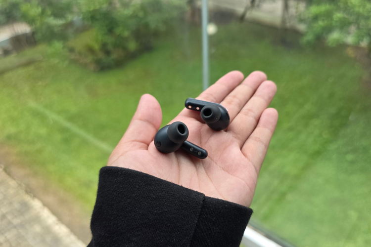 Unit earbuds Samsung Galaxy Buds 4 Pro dengan eartip silikon yang dirancang untuk memberikan kenyamanan saat digunakan dalam waktu lama.