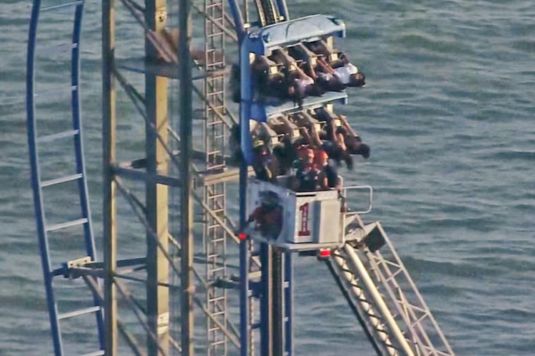 Roller Coaster di Texas Mendadak Macet, 8 Pelajar Terjebak 30 Meter di Udara Berjam-jam