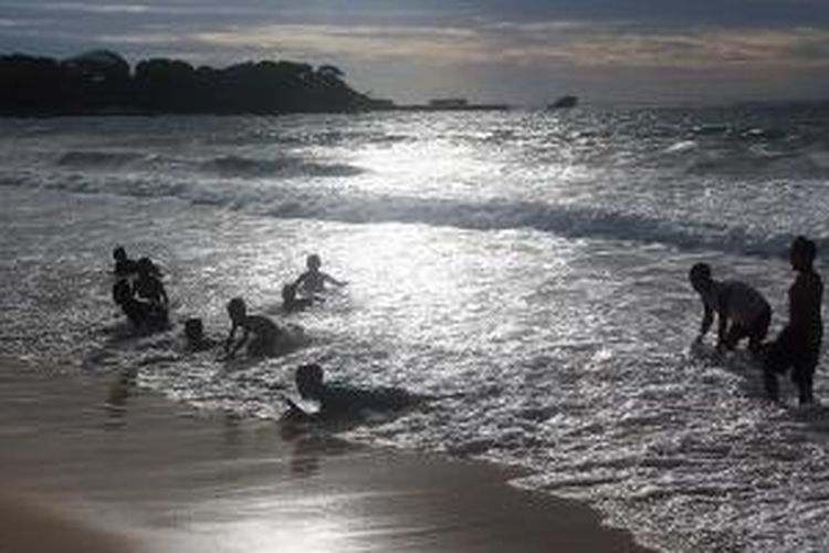 Pantai Cilauteureun atau dikenal sebagai Pantai Santolo memesona mata dengan hamparan pasir putihnya yang luas
