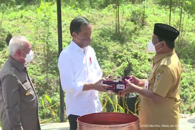 Tangkapan layar Gubernur Kalsel Sahbirin Noor memberikan tanah dan air ke Presiden Jokowi. 