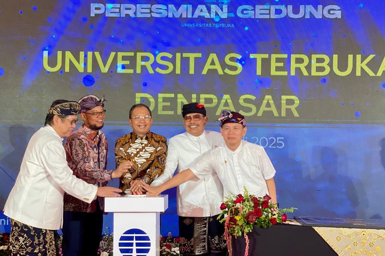 Gubernur Bali Wayan Koster saat meresmikan gedung baru UT Denpasar yang beralamat di Jalan Raya Sesetan, Rabu (2/7/2025).