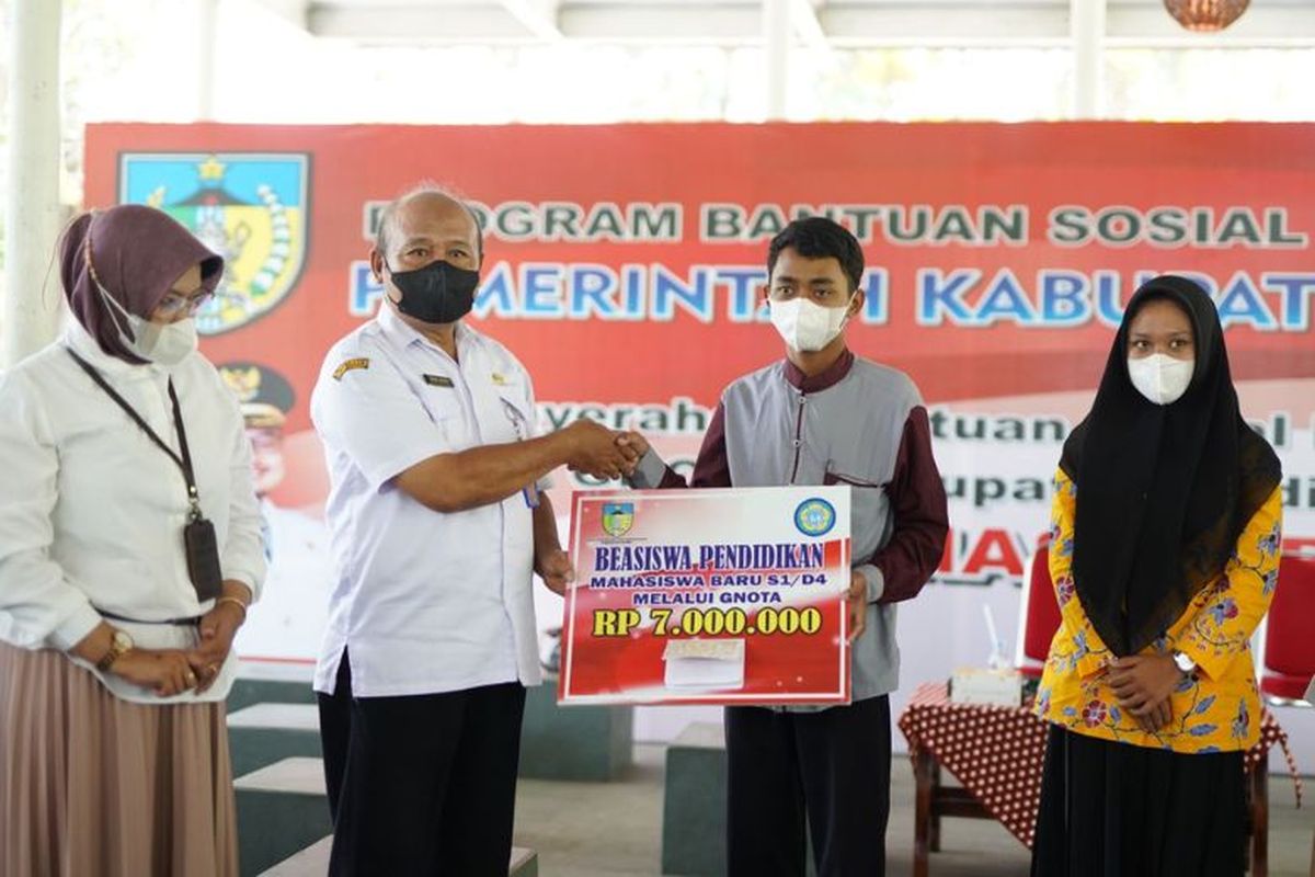 Mewakili Bupati Kediri Hanindhito Himawan Pramana, Pelaksana Tugas Kepala Dinas Pendidikan Kabupaten Kediri Mokhamat Muhsin memberikan beasiswan kepada ratusan mahasiswa asal Kabupaten Kediri melalui GNOTA.