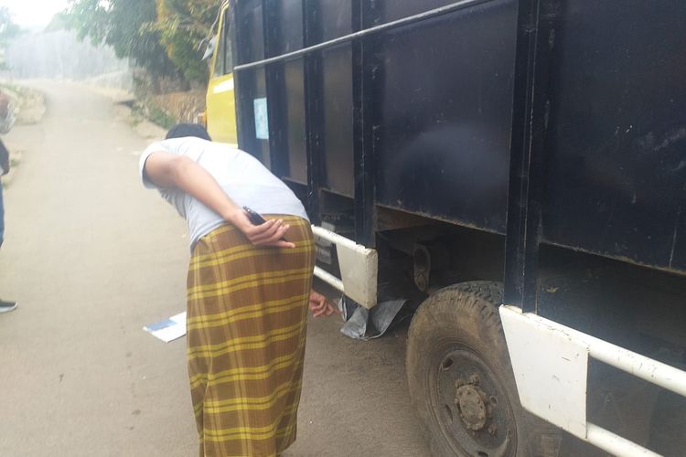 Warga menunjukkan lokasi penemuan bayi yang tewas di dalam ember, Selasa (8/9/2020) di Langkapura.