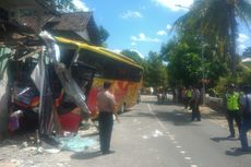 Sopir Mengantuk, Bus Pariwisata Tabrak Rumah Warga