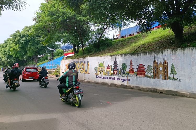 Pemandangan mural di terowongan di Jalan Komarudin Timur, RW 02 Kelurahan Cakung Timur, Jakarta Timur, Selasa (14/2/2023).