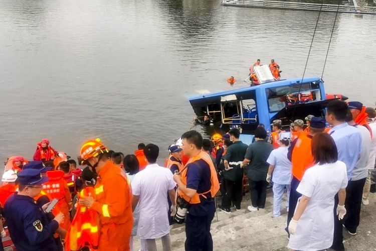 Petugas penyelamat dan otoritas di Anshun, China, berusaha mengevakuasi bus yang jatuh di waduk pada Selasa (7/7/2020). Si sopir bus disebut sengaja terjun dan menewaskan 21 orang termasuk dirinya karena balas dendam.