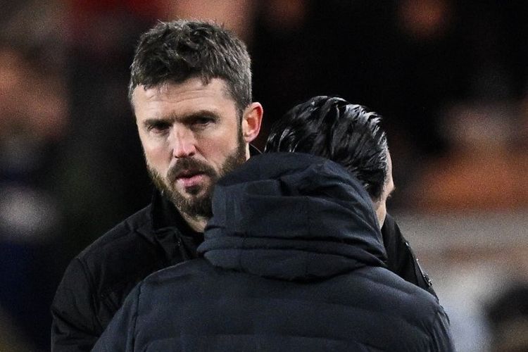 Manajer Middlesbrough, Michael Carrick (kiri), memberi selamat kepada pelatih kepala Aston Villa, Unai Emery, di akhir laga babak ketiga Piala FA antara Middlesbrough dan Aston Villa di Stadion Riverside di Middlesbrough, timur laut Inggris pada 6 Januari 2023.