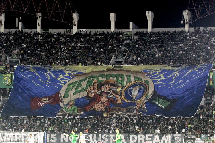 Salah satu atraksi suporter Persebaya Surabaya saat Team Launching Game 2025 yang diselenggarakan menyambut musim baru Super League 2025-2026 yang berlangsung di Stadion Gelora Bung Tomo Surabaya, Sabtu (19/7/2025) malam.