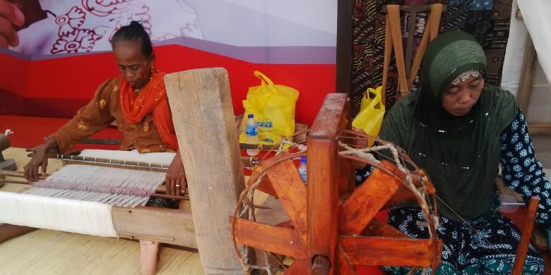 Aktivitas pembuatan batik Gedog milik Nanik Nandiana Ningsih di Tuban.
