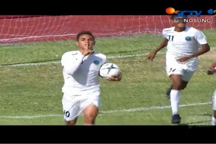 Striker Timor Leste U-15, Gali Freitas melakukan selebrasi di depan bench pemain Indonesia pada laga Indonesia Vs Timor Leste dalam matchday ketiga Grup A Piala AFF U-15 2019 yang berlangsung di IPE Stadium, Chonburi, Rabu (31/7/2019).