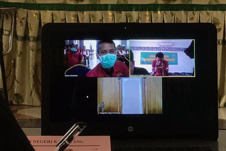 Kejaksaan Negeri Karawang, telah menggelar sidang secara daring melalui video conference di tengah pandemi Corona Virus Disease 2019 (Covid-19) via aplikasi Zoom.
