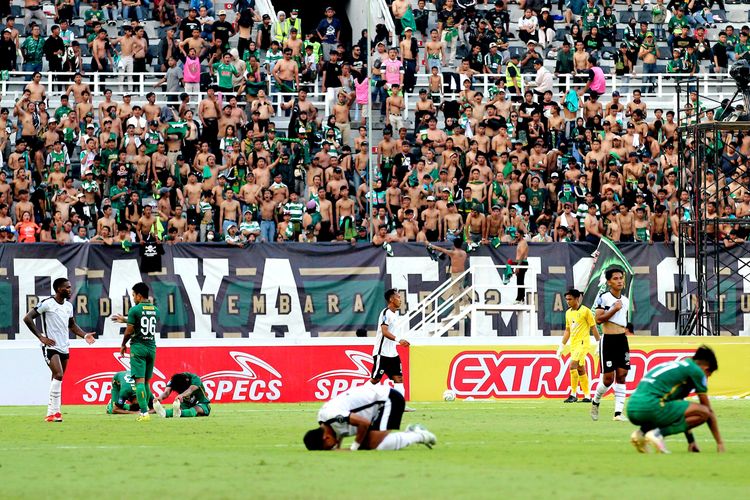 Suporter Persebaya Surabaya, Bonek saat pertandingan pekan ke-4 Liga 1 2023-2024 melawan RANS Nusantara FC berakhir dengan skor 2-2 di Stadion Gelora Bung Tomo Surabaya, Minggu (23/7/2024) malam. 