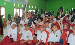 Buktikan Komitmen Bangun Kesejahteraan Masyarakat, PT GNI & SEI Bagikan Ratusan Sepatu untuk Siswa SD di Morut