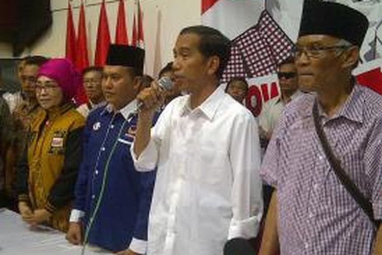 Jokowi menemui pendukungnya di kantor DPD PDI-P Jatim.