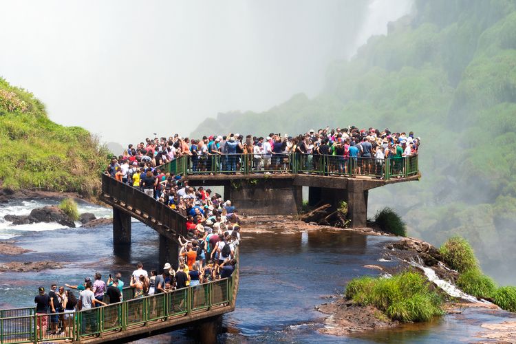 Ilustrasi overtourism di Brasil.
