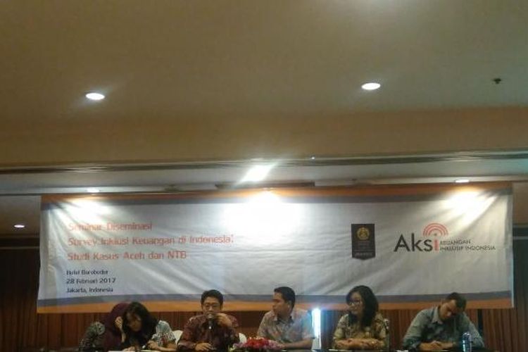 Konferensi pers LPEM UI mengenai penelitian pendahuluan berjudul Layanan Keuangan Digital dan Laku Pandai: Inklusivitas, Kendala, dan Potensi, di Jakarta, Selasa (28/2/2017). Penelitian ini dilakukan di empat kota/kabupaten yang tersebar di Nangroe Aceh Darussalam dan Nusa Tenggara Barat.