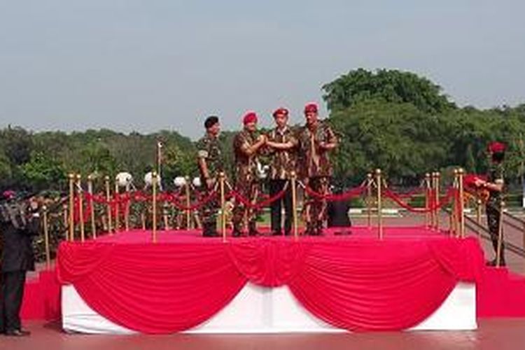 Presiden Joko Widodo diangkat sebagai tamu kehormatan Tentara Nasional Indonesia (TNI) di Mabes TNI Cilangkap, Jakarta, Kamis (16/4/2015).