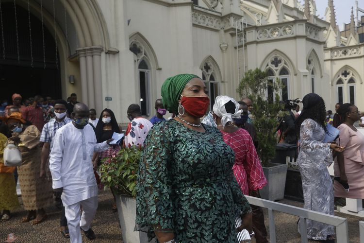 Rekan Gereja di Holy Cross Cathedral di Lagos, Nigeria, memakai topeng untuk menghadiri Misa Natal pada Jumat pagi (25/12/2020) waktu setempat.