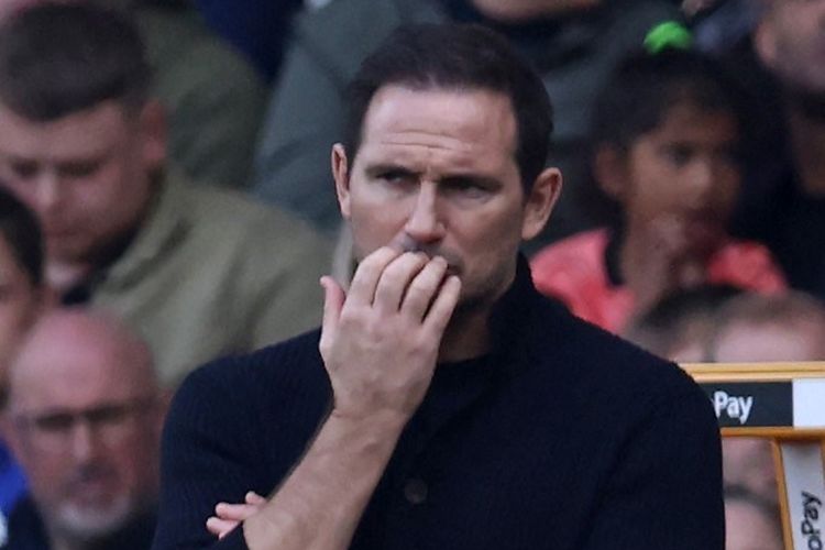 Legenda Chelsea, Frank Lampard, menandai kembalinya ke kubu The Blues dengan menelan kekalahan 0-1 saat bertandang ke markas Wolverhampton Wanderers pada Sabtu (8/4/2023). Terkini, Lampard kembali membuat Chelsea kalah dari Arsenal dalam pekan ke-34 Liga Inggris 2022-2023 pada Rabu (3/5/2023).