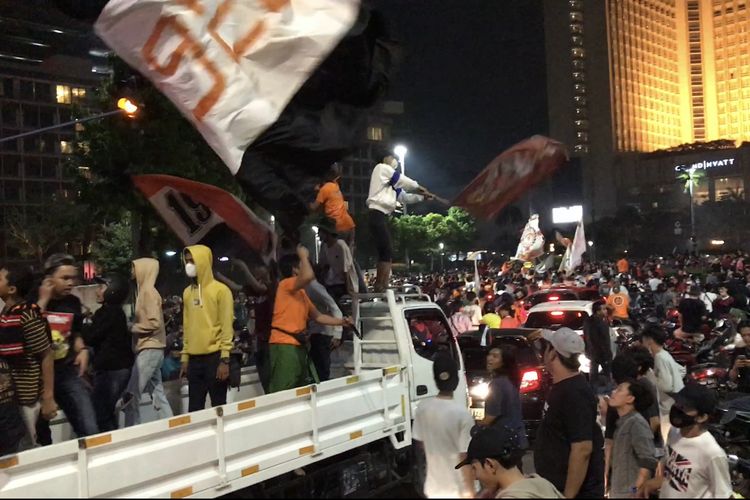 Pada Minggu (25/4/2021) malam, para pendukung klub sepakbola Persija memadati Jalan MH Thamrin ke arah Bundaran Hotel Indonesia untuk merayakan kemenangan Persija di final Piala Menpora 2021.