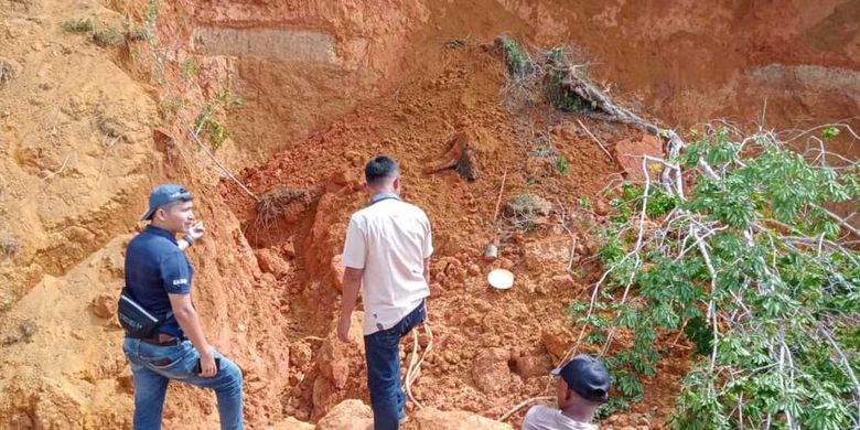 Personel polisi melakukan olah tempat kejadian, yang menewaskan dua orang di Desa Parbatasan, Kecamatan Lingga Bayu, Sabtu (27/11/2021). Dalam dua hari, empat warga yang sehari-hari bekerja sebagai penambang emas liar, tewas akibat tertimbun longsor di Kecamatan Lingga Bayu, Mandailing Natal (Madina).