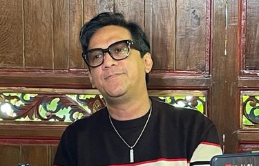 Komedian sekaligus eks personel band Stinky, Andre Taulany menanggapi somasi Ndhank Surahman soal larangan untuk membawakan lagu Mungkinkah dalam konferensi pers di daerah Ciputat, Tangerang Selatan, Selasa (9/1/2024).