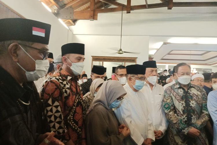 Jusuf Kalla (berbaju putih di tengah) melayat ke rumah duka eks Menperin Fahmi Idris, Minggu (22/5/2022). 