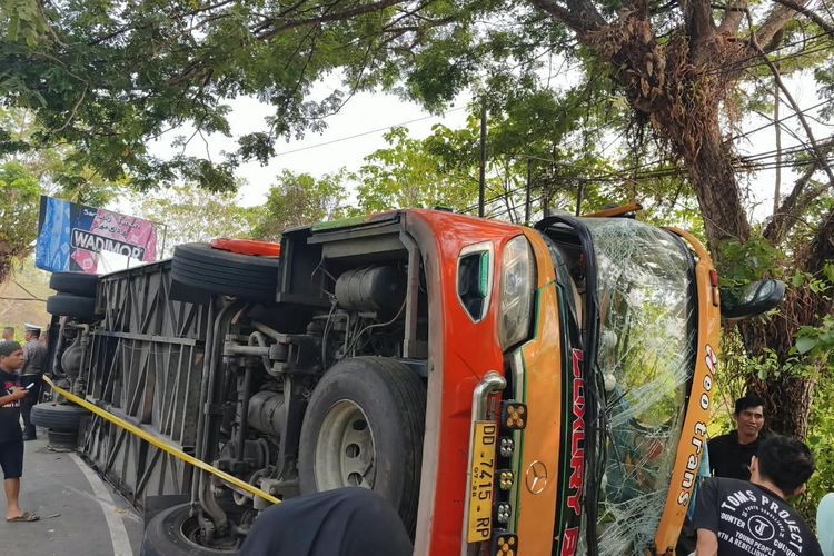 Bus Makassar-Palu Terbalik di Mamuju, 21 Korban Luka 