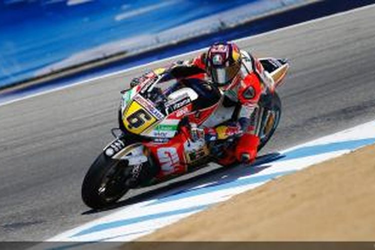 Pebalap asal Jerman, Stefan Bradl, memacu motornya di lintasan Laguna Seca pada balapan GP Amerika Serikat, Minggu (21/7/2013).