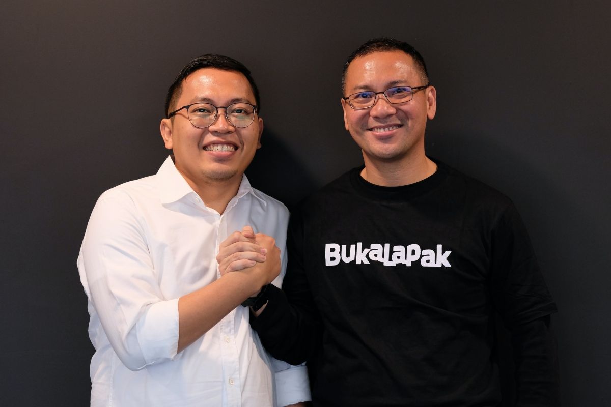 Achmad Zaky (Co-founder Bukalapak) dengan CEO Bukalapak yang baru, Rachmat Kaimuddin.