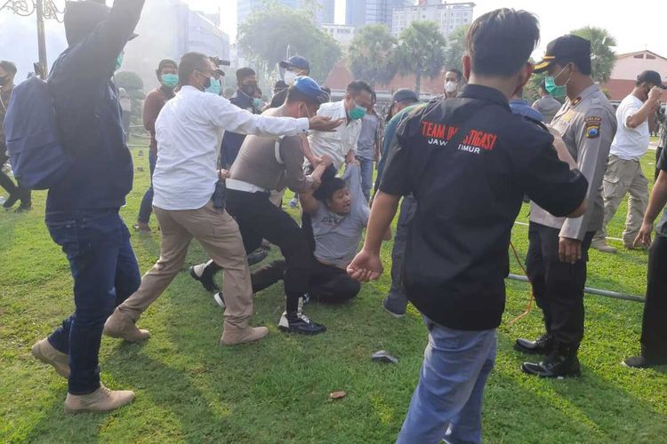 Polisi tangkap demonstran anarkis di depan Gedung Negara Grahadi Surabaya, Kamis (8/10/2020).