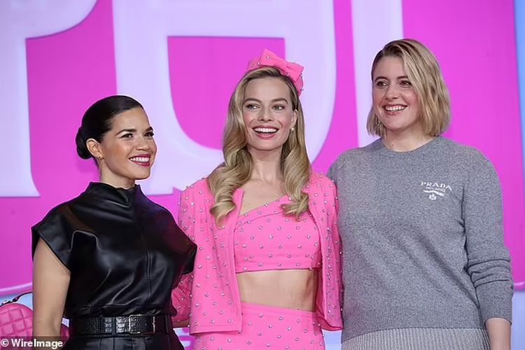 Pemeran film Barbie: America Fererra (berbaju hitam), Margot Robbie (berbaju pink) dan sutradara Greta Gerwig (berbaju abu-abu).