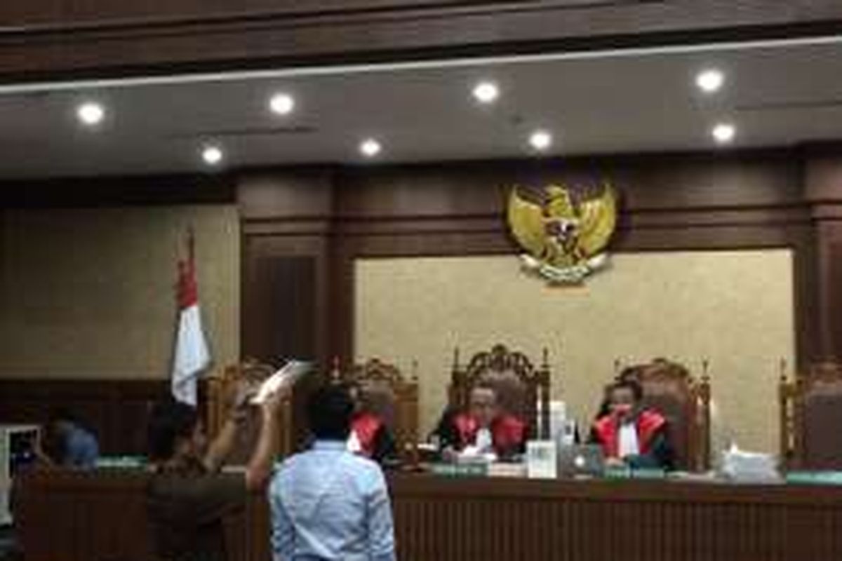 Dokter Prima Yudho dari Rumah Sakit Abdu Waluyo saat memberikan kesaksian di Pengadilan Negeri Jakarta Pusat, Senin (28/8/2016).