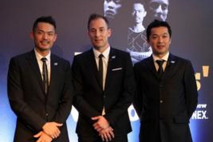 Pebulu tangkis Tiongkok, Lin Dan (kiri), berpose bersama mantan pemain asal Denmark, Peter Gade (Tengah), dan Taufik Hidayat dari Indonesia, pada pembukaan All England di Birmingham, Inggris, Selasa (3/3/2015).