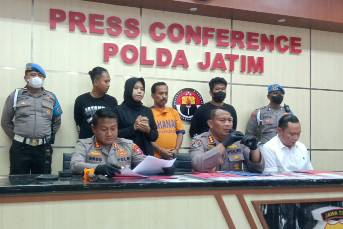 Mantan wali kota Blitar Samanhudi (tengah) ditetapkan sebagai tersangka kasus perampokan wali kota Blitar Santoso.
