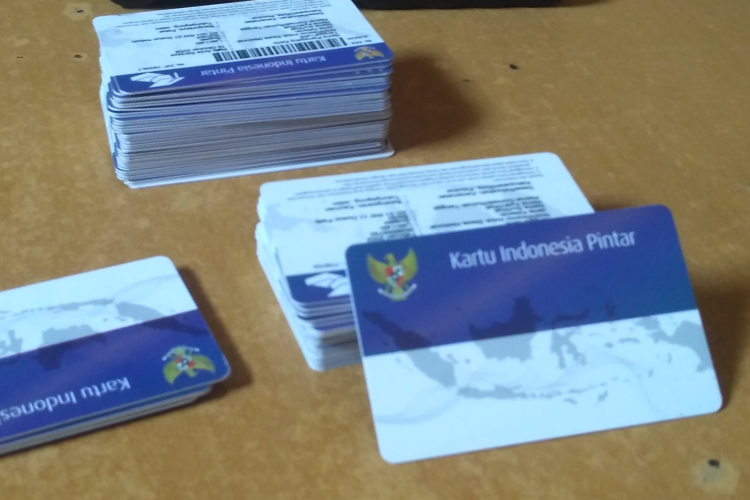 Kartu Indonesia Pintar diamankan di Mapolsek sub sektor Ngasem usai ditemukan di kawasan monumen Simpang Lima Gumul Kabupaten Kediri, Jawa Timur, Minggu (19/5/2019).
