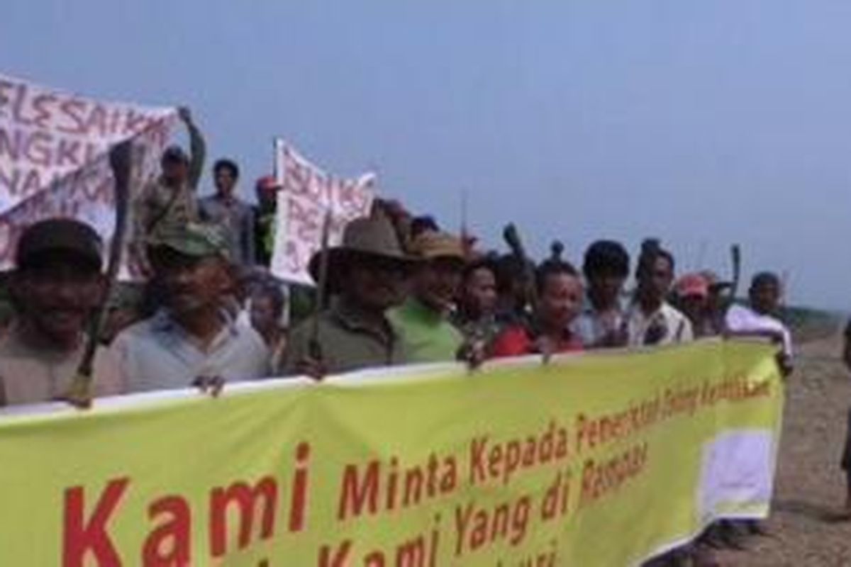 Warga Nagan Raya, Aceh Barat melakukan unjuk rasa dan mengancam akan memboikot Pemilu jika sengketa tanah tidak segera diselesaikan oleh pemerintah.