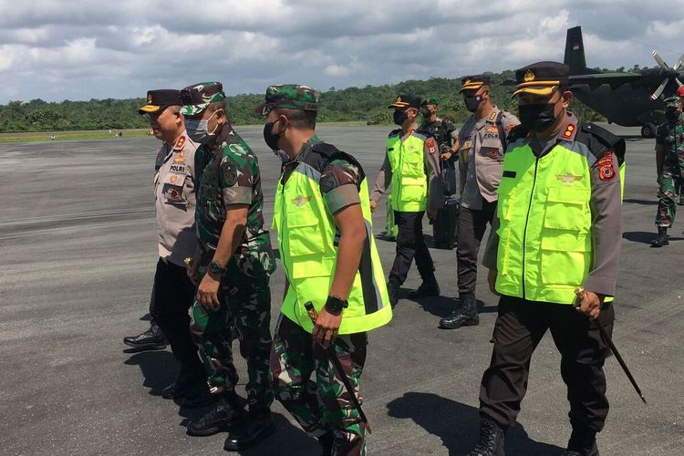 Kapolda Maluku Irjen Pol Lotharia Latrif dan Pangdam XVI Pattimura Mayjen TNI Ruruh A Setyawibawa mengunjungi Maluku Tenggara, Selasa (26/7/2022).