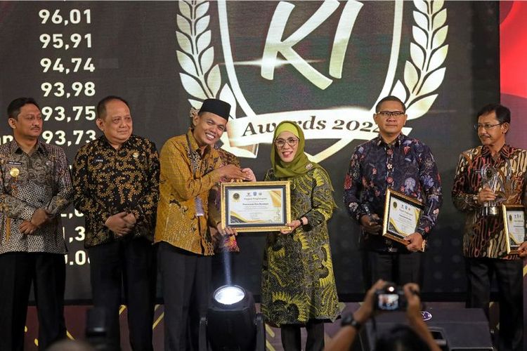 Pemkot Surabaya mendapatkan penghargaan dalam ajang KI Jatim Awards 2024.