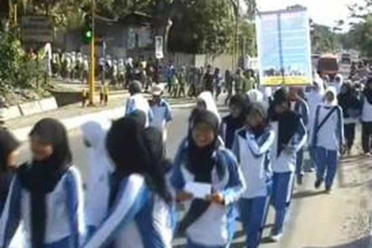 Ratusan siswa SMA di Majene melakukan long march keliling kota Majene mengampanyekan perlawanan terhadap bahaya korupsi. Para siswa membagikan stiker antikorupsi ke warga di jalan dan menempelkannya di kantor pemerintah.