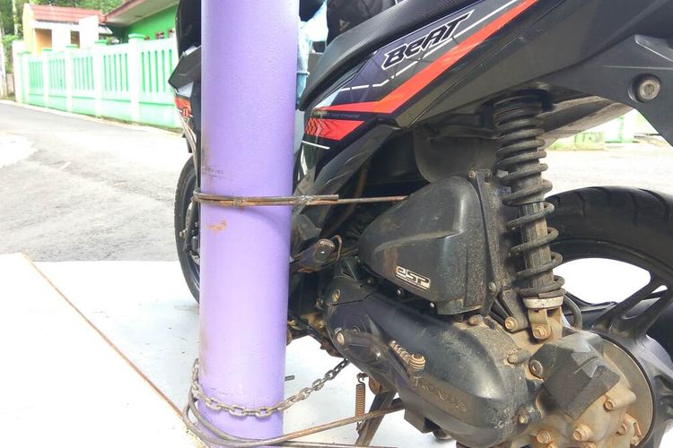 Sepeda motor diikat dan dilas ke sebuah tiang listri di Dusun Kertanegara, Desa Sindangsari, Kecamatan Kawali, Kabupaten Ciamis, Kamis (15/4/2021).