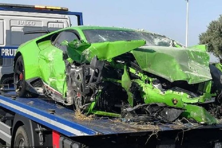 Dalam foto yang dipublikasikan Fox Spain, nampak satu unit Lamborghini Huracan diangkut dalam keadaan hancur, setelah ditabrakkan ke gardu listrik.