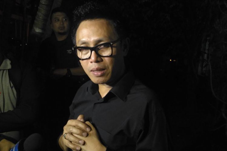 Komedian Eko Patrio saat ditemui di rumah duka tempat jenazah ibunya, Jamini binti Sumopardi, disemayamkan di Perumahan Jatinegara Indah, Taman Sari IV, Buaran, Jakarta Timur, Selasa (30/10/2018).