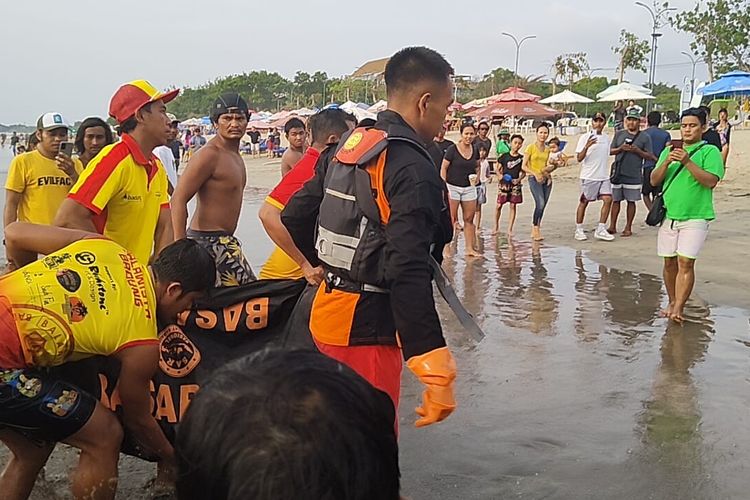 Tim SAR gabungan saat mengevakuasi jenazah remaja earga negara Uzbekistan, berinisial B (14), yang ditemukan tewas usai terseret arus di Pantai Kuta, Kabupaten Badung, Bali, pada Kamis (4/1/2024). /Dok. Humas Basarnas Bali