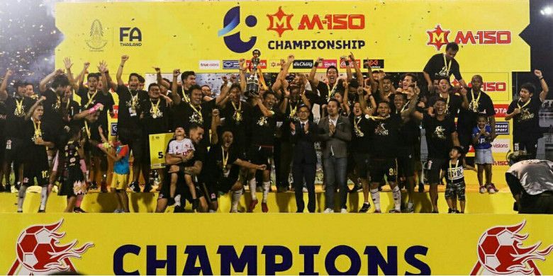 Skuad PTT Rayong merayakan gelar juara Thai League 2 setelah menumbangkan tuan rumah Rayong 2-0 pada laga pamungkas di Stadion Rayong, Sabtu (29/9/2018).
