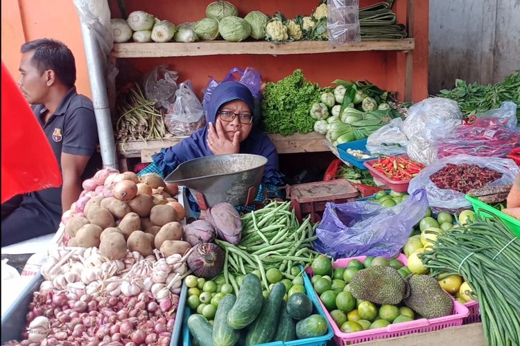 Nurlaila (47), salah satu pedagang sayur di Pasar Relokasi Kota Batu, Jawa Timur pada Senin (4/7/2022). Berdasarkan data BI, terjadi deflasi pada pekan ketiga Agustus 2022.