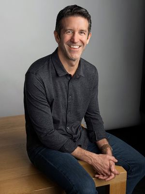 John Ternus akan menjadi CEO Apple menggantikan Tim Cook per 1 September 2026 mendatang.